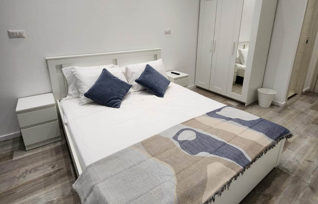 visuale del letto della camera lavanda dell'Orange Boutique Rooms