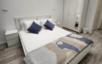 visuale del letto della camera lavanda dell'Orange Boutique Rooms