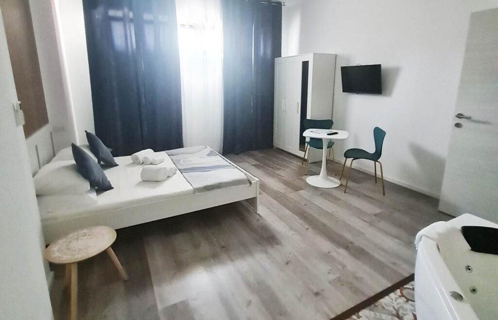 visuale della stanza da letto ginepro dell'orange boutique rooms