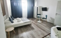 visuale della stanza da letto ginepro dell'orange boutique rooms